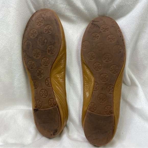 Tory Burch camel color patent leather logo ballet flats. Size 10 - Picture 5 of 7